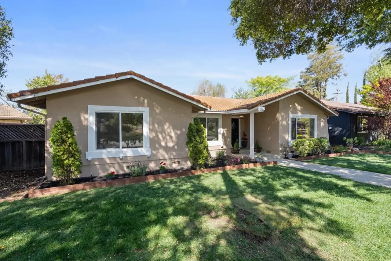 6672 Hampton Dr 002.webp