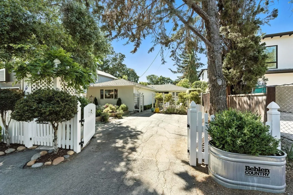 1422 W Selby Ln 001.png