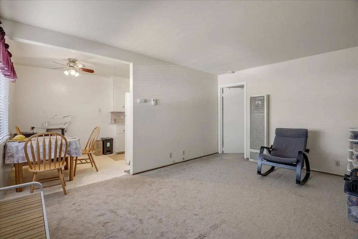 960 College Dr 003.webp