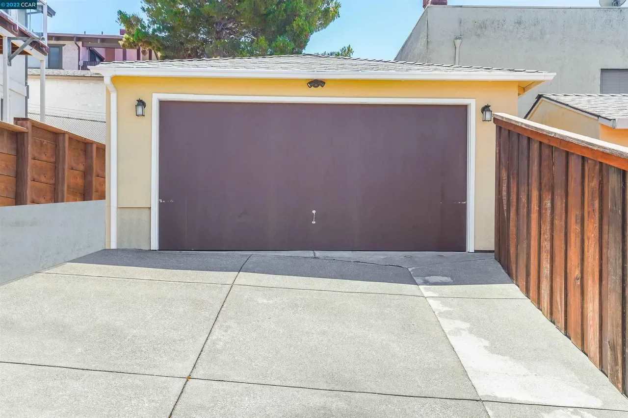 16640 Rolando Ave 009.webp