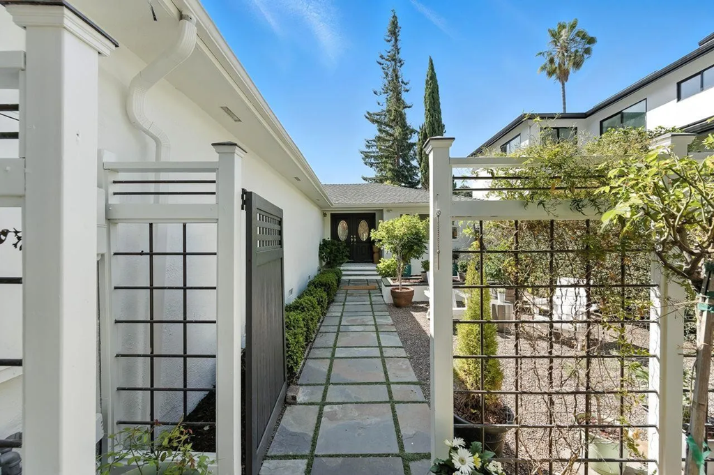 1422 W Selby Ln 008.png