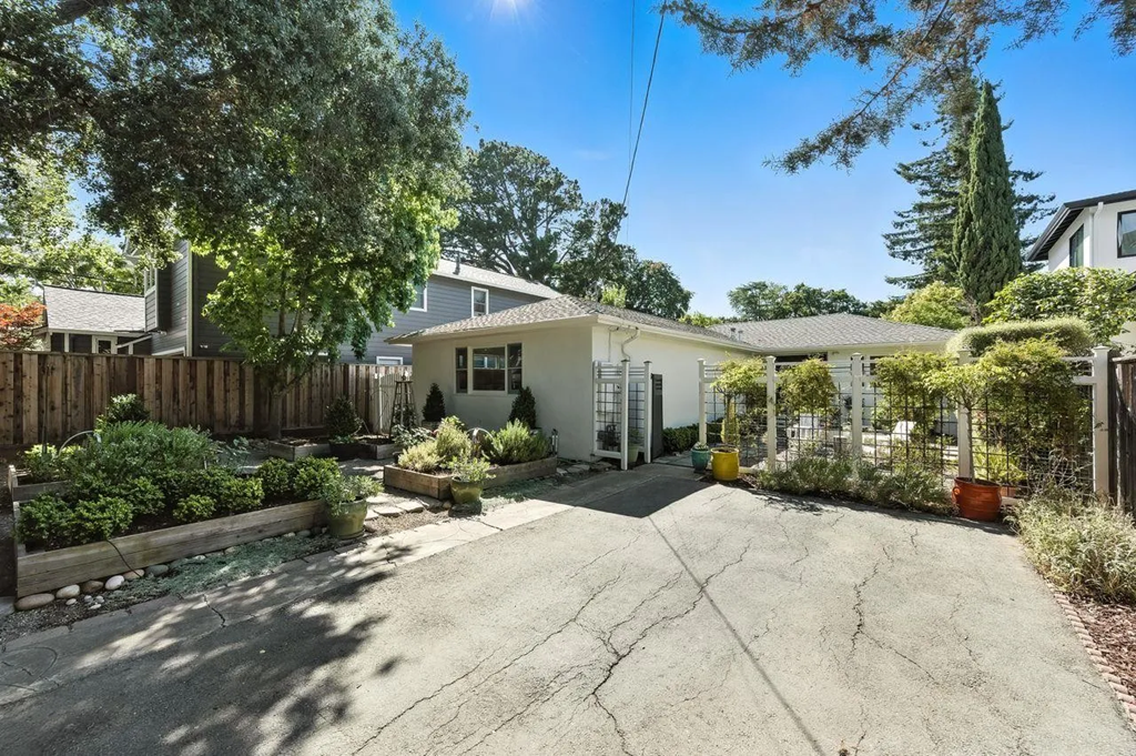 1422 W Selby Ln 003.png