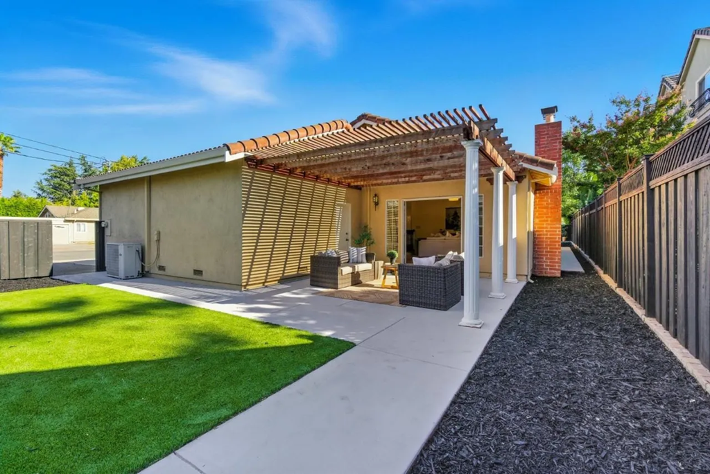 2188 Yorkshire Way 005.png