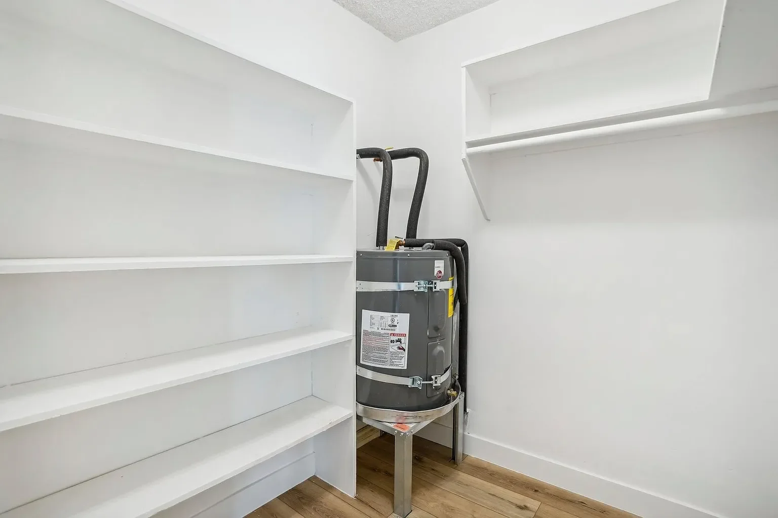 9000 Clifton Way 012.webp