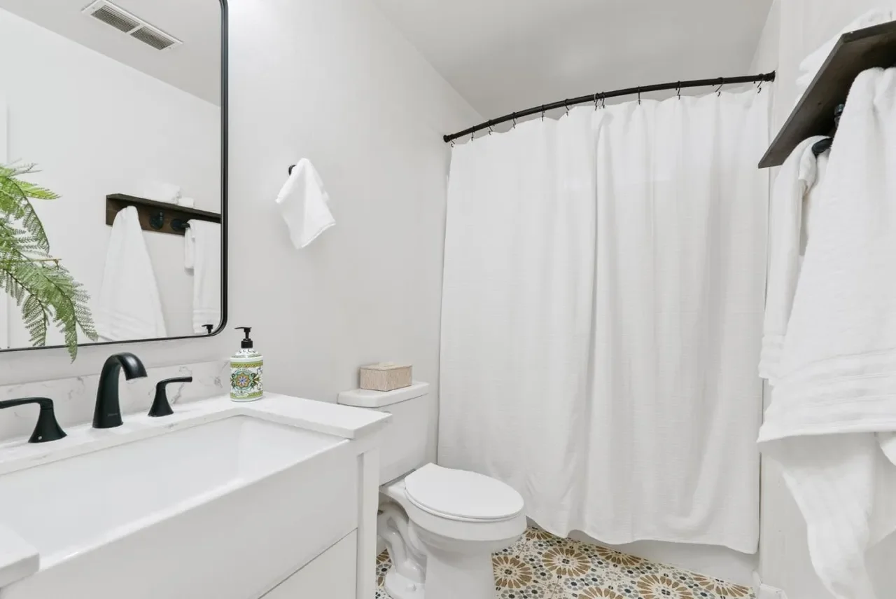 526 Harriet Ave 024.webp