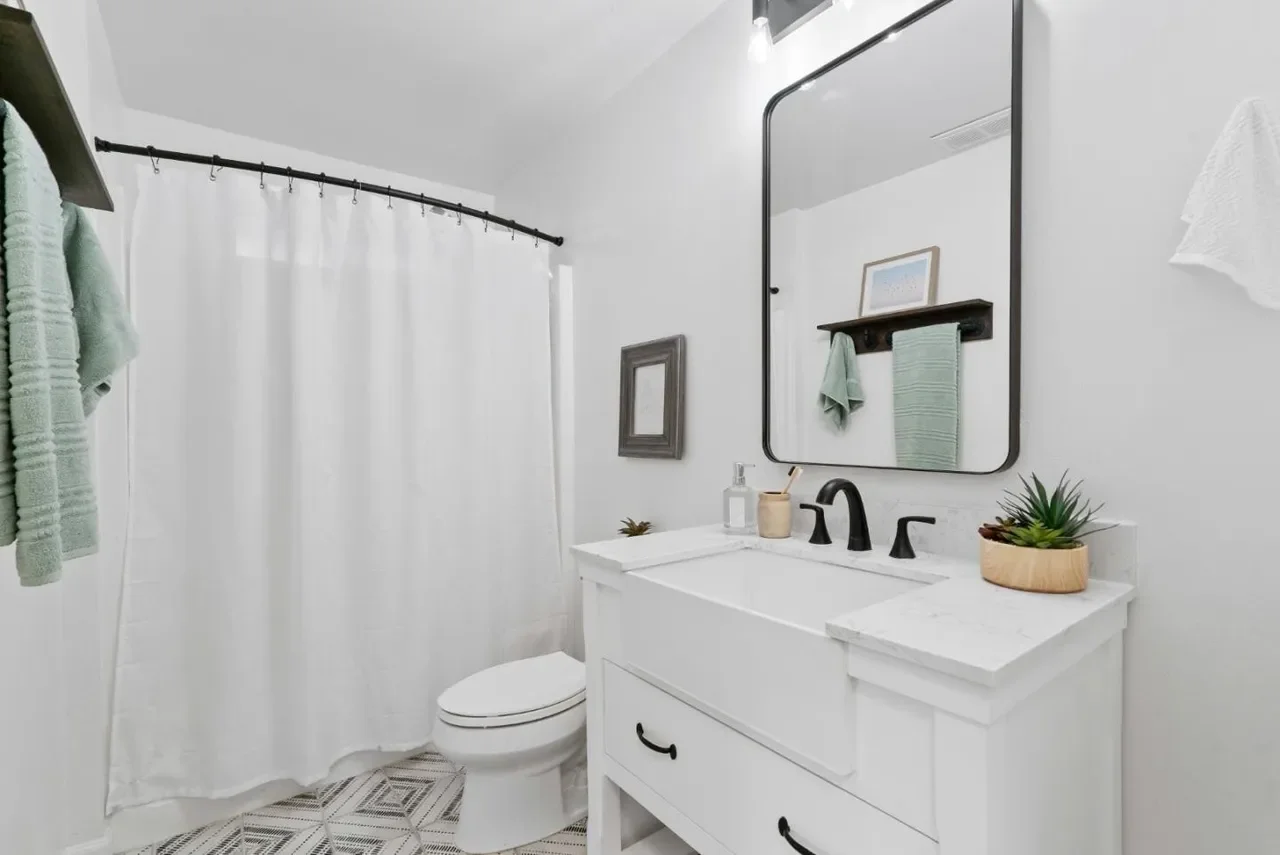 526 Harriet Ave 017.webp