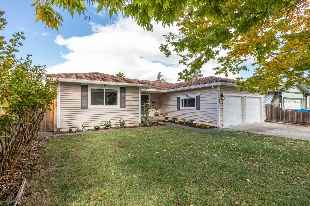 2070 Kaywoodie St 002.webp