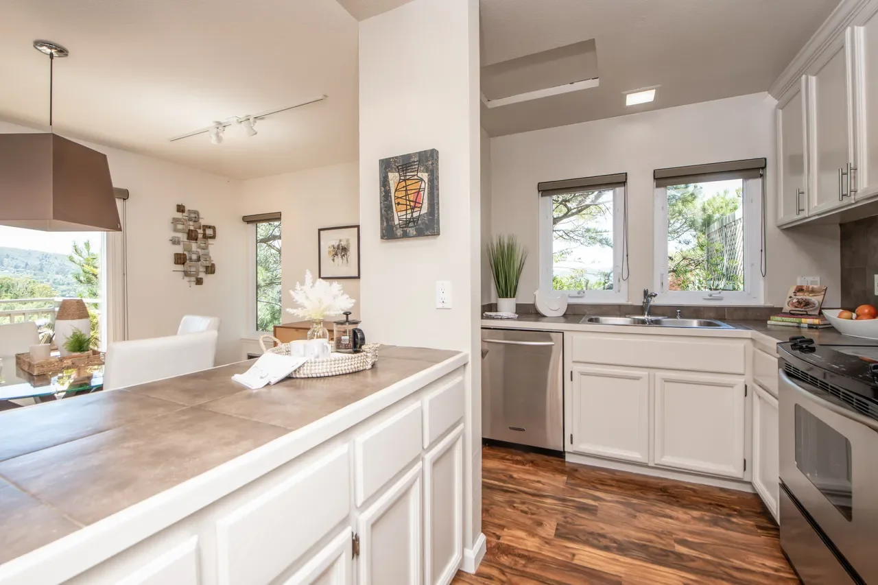 109 Headlands Ct 007.webp