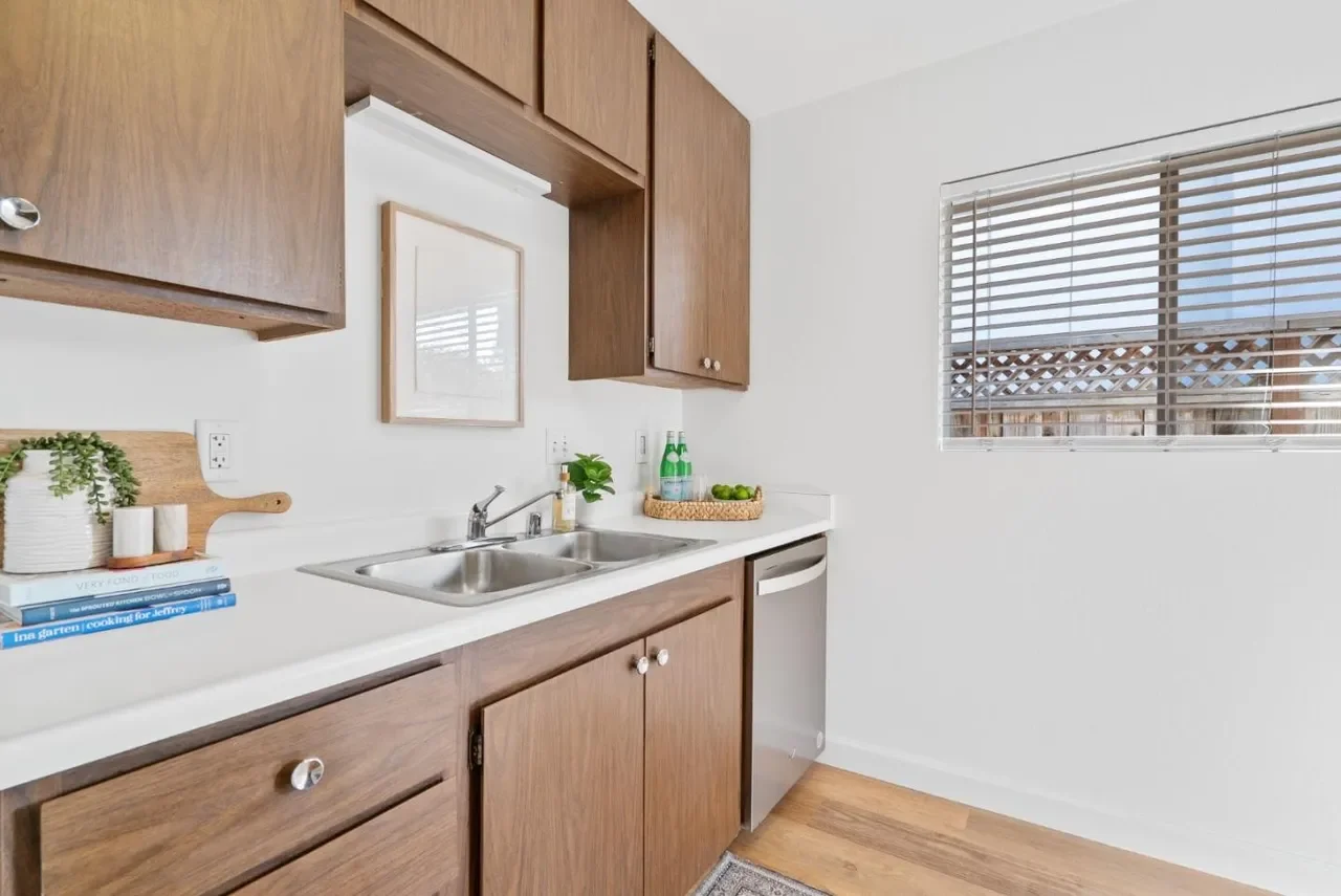 526 Harriet Ave 014.webp