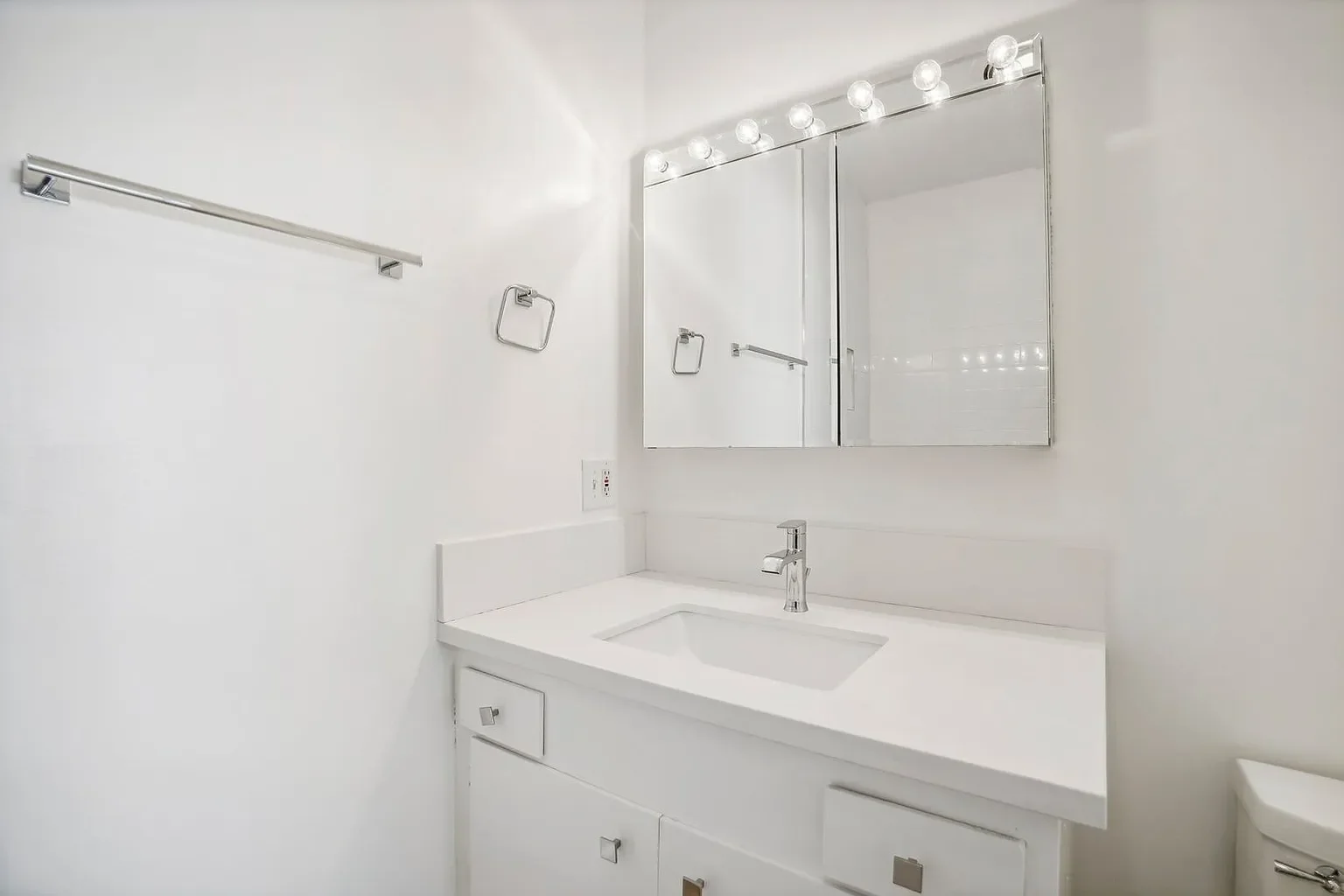 9000 Clifton Way 010.webp