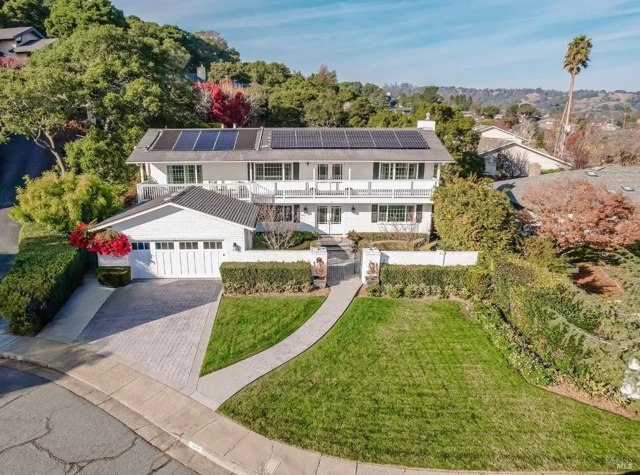 8 Nightingale Lane 002.webp