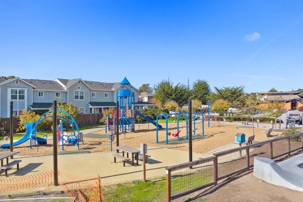 526 Harriet Ave 030.webp