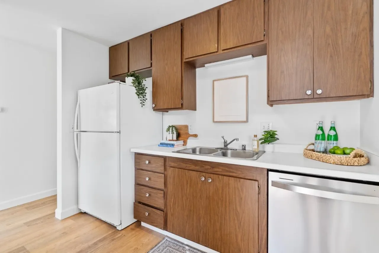 526 Harriet Ave 011.webp