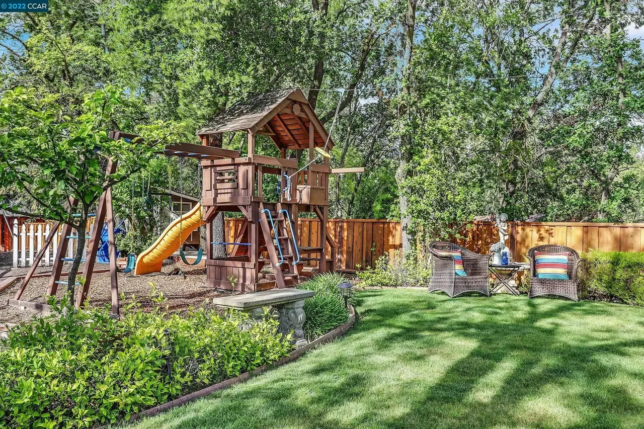 27 Nob Hill Dr 002.webp