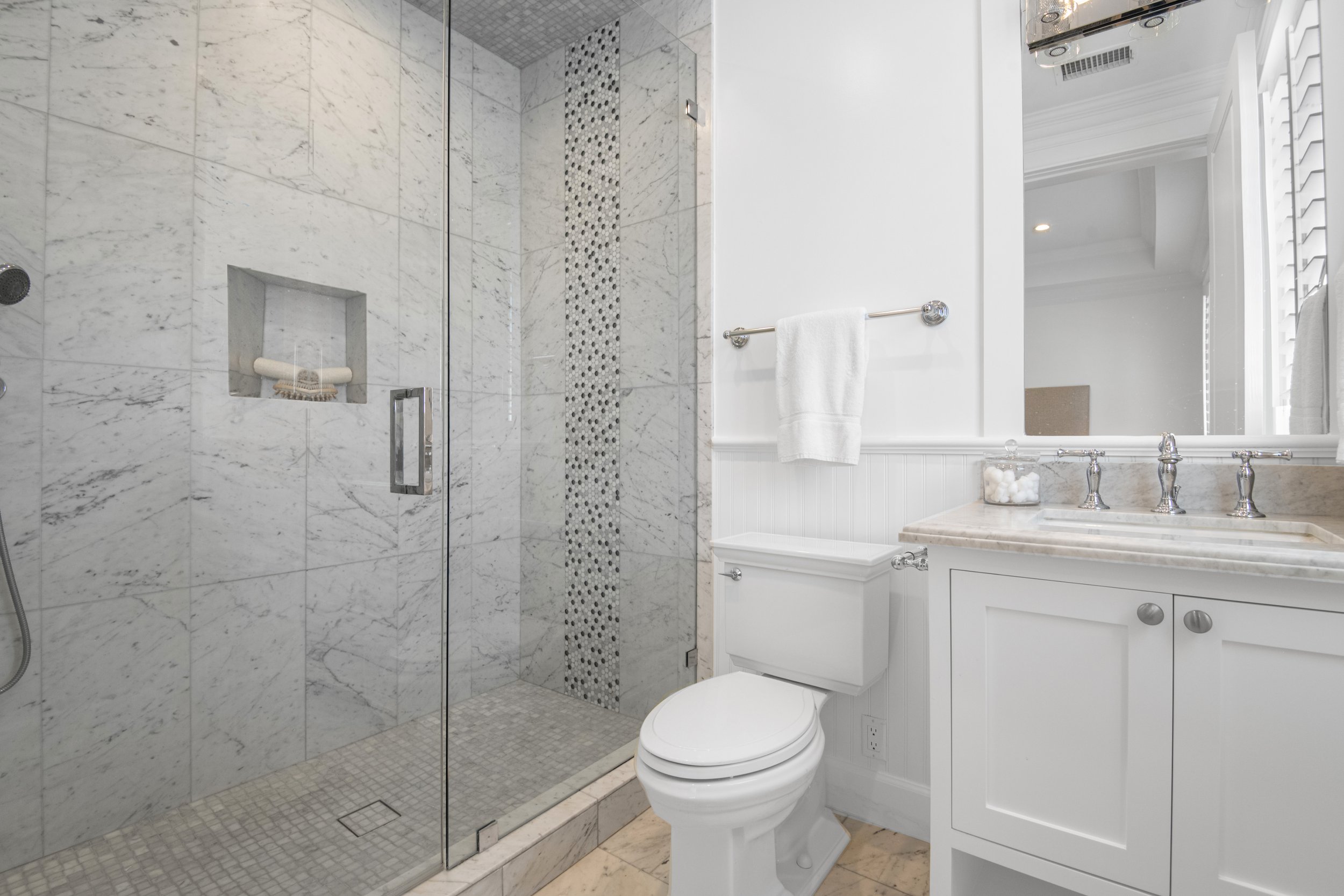 5111 Greenbush Ave bath 7.jpg