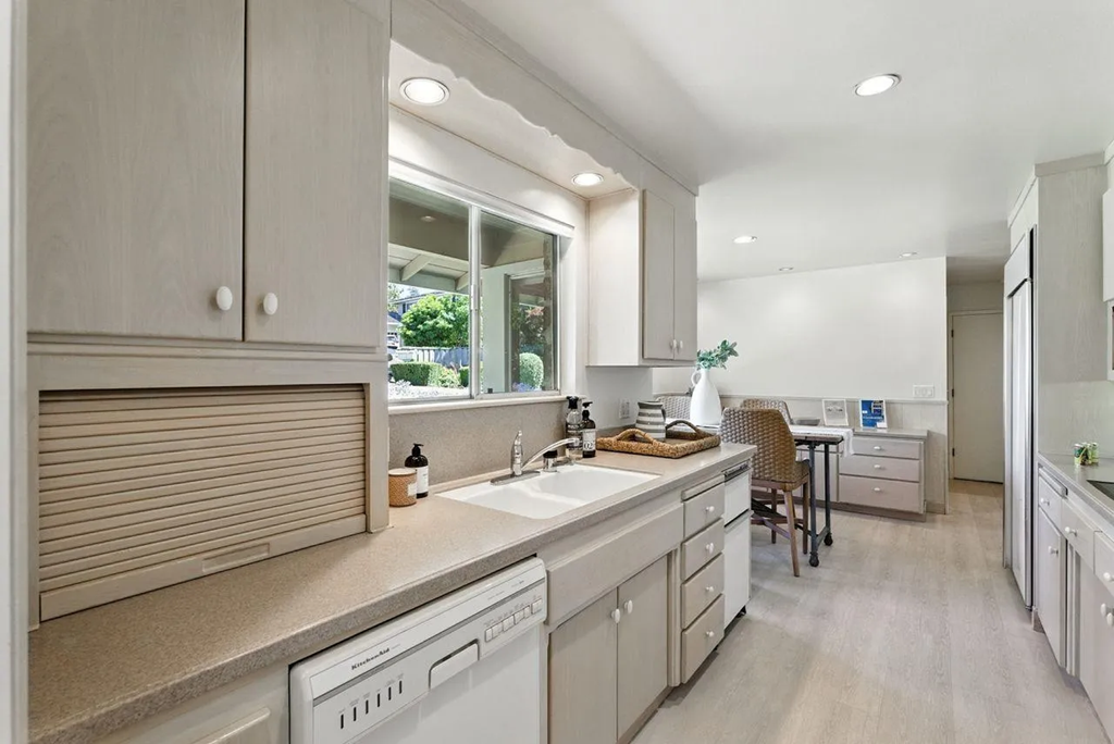 2040 Longden Cir 006.png