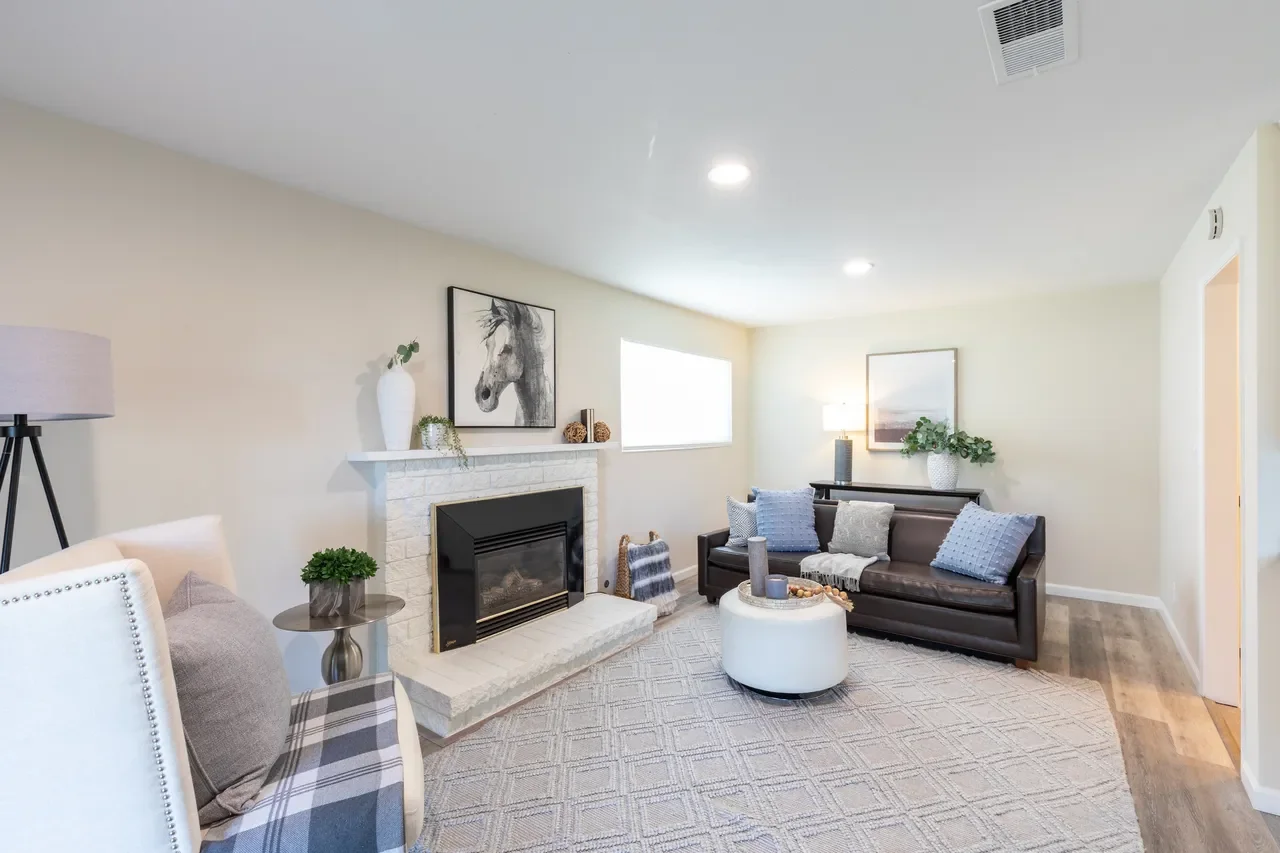 2070 Kaywoodie St 012.webp