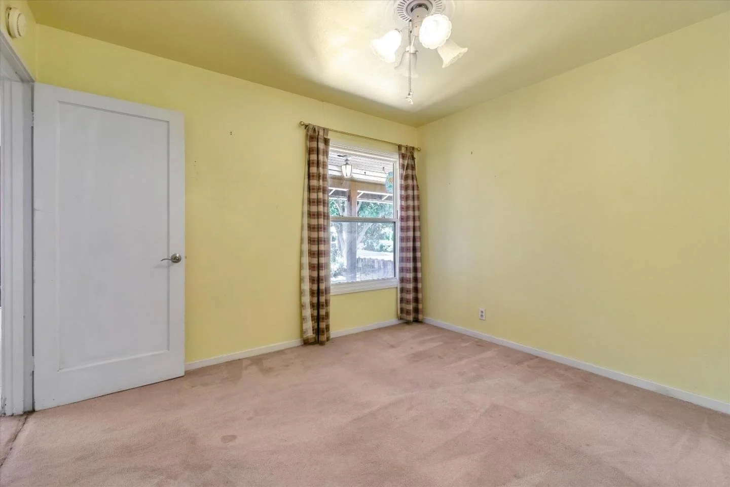 2070 Ricardo Dr 021.jpg