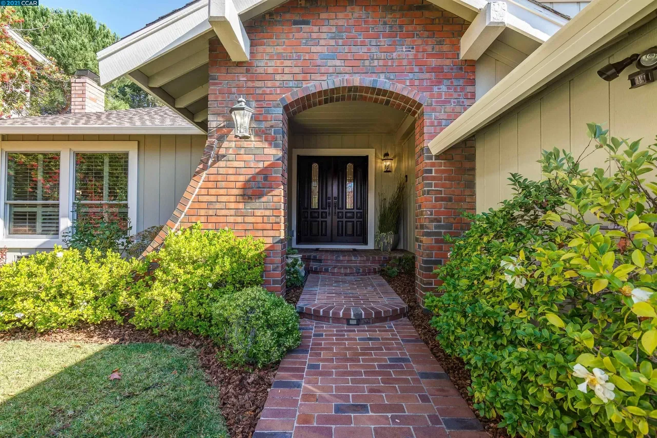 416 Saddlebrook Ln 002.webp