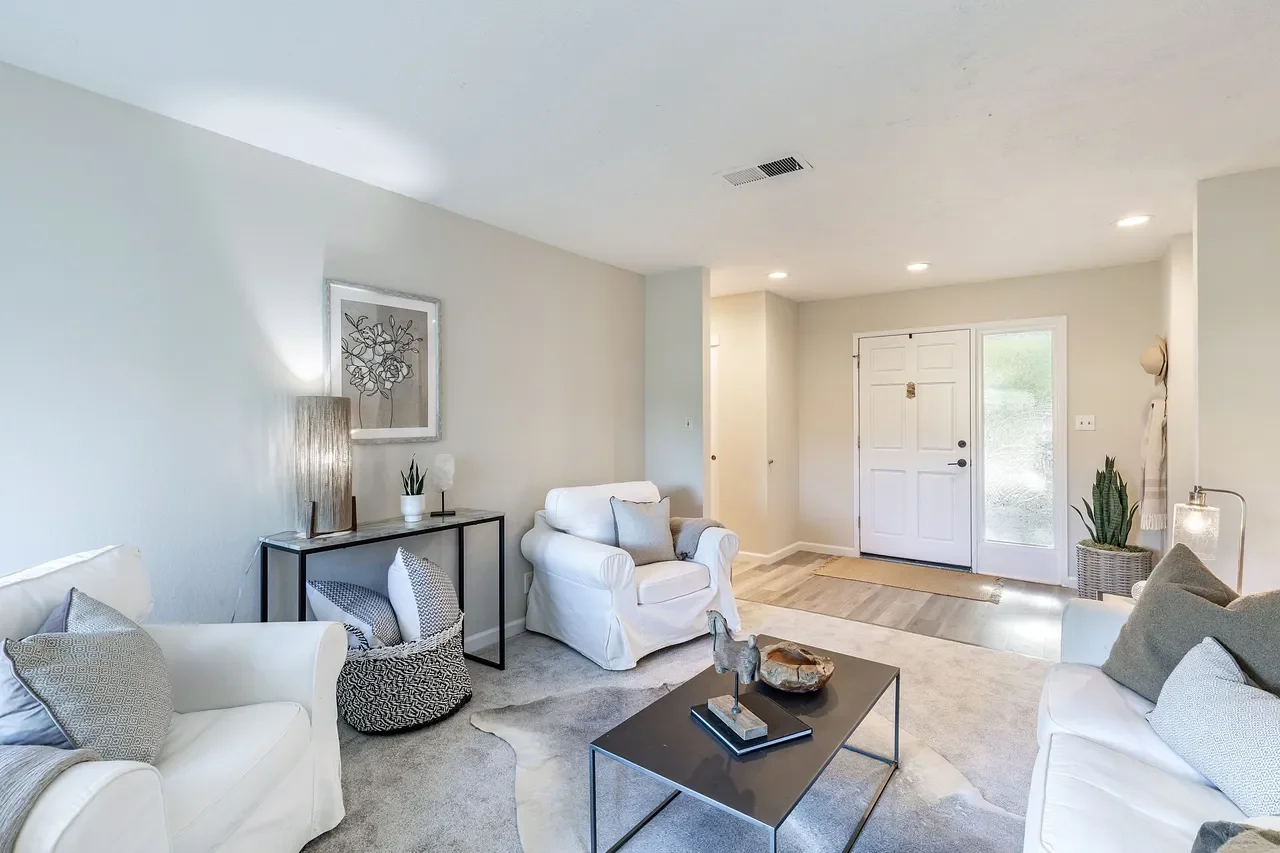 2070 Kaywoodie St 005.webp