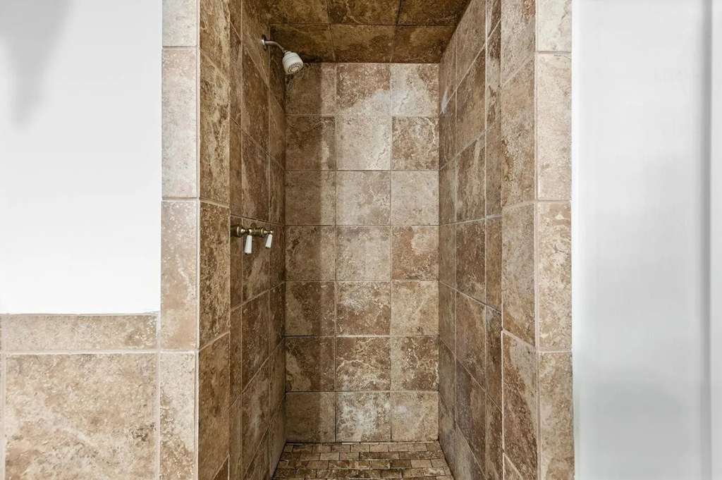 1422 W Selby Ln 025.png