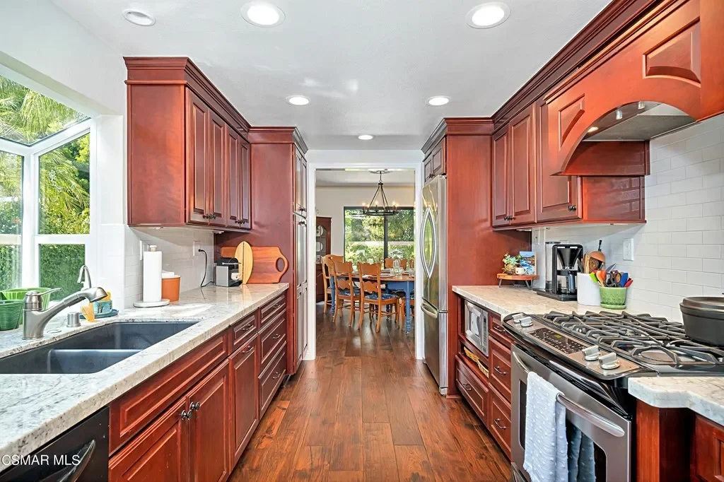 1037 Meadowcrest St 017.webp