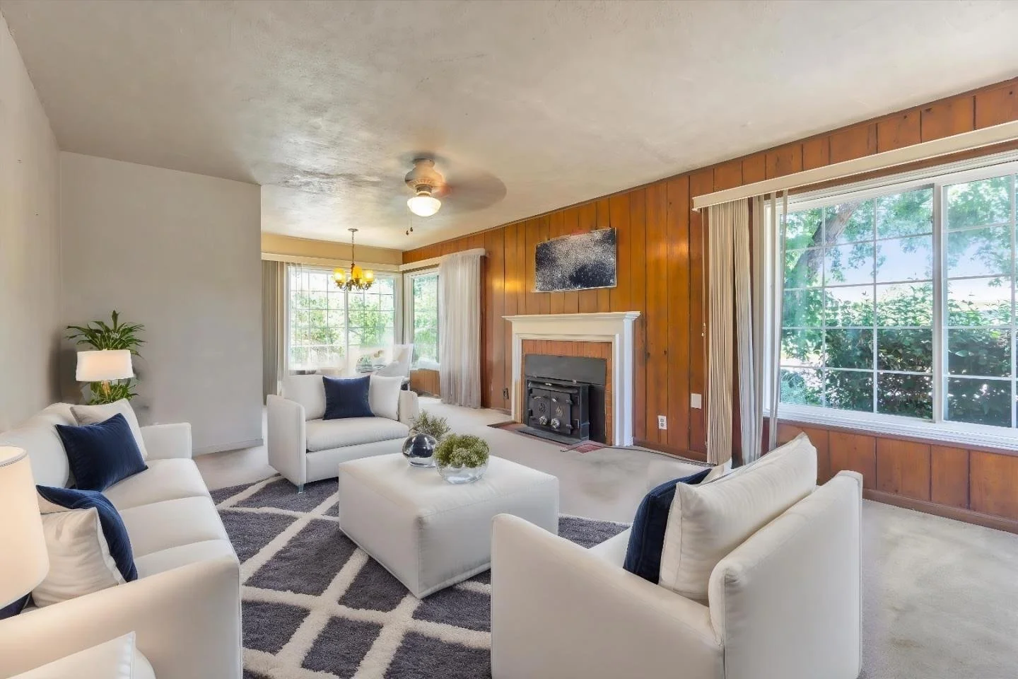 2070 Ricardo Dr 002.jpg