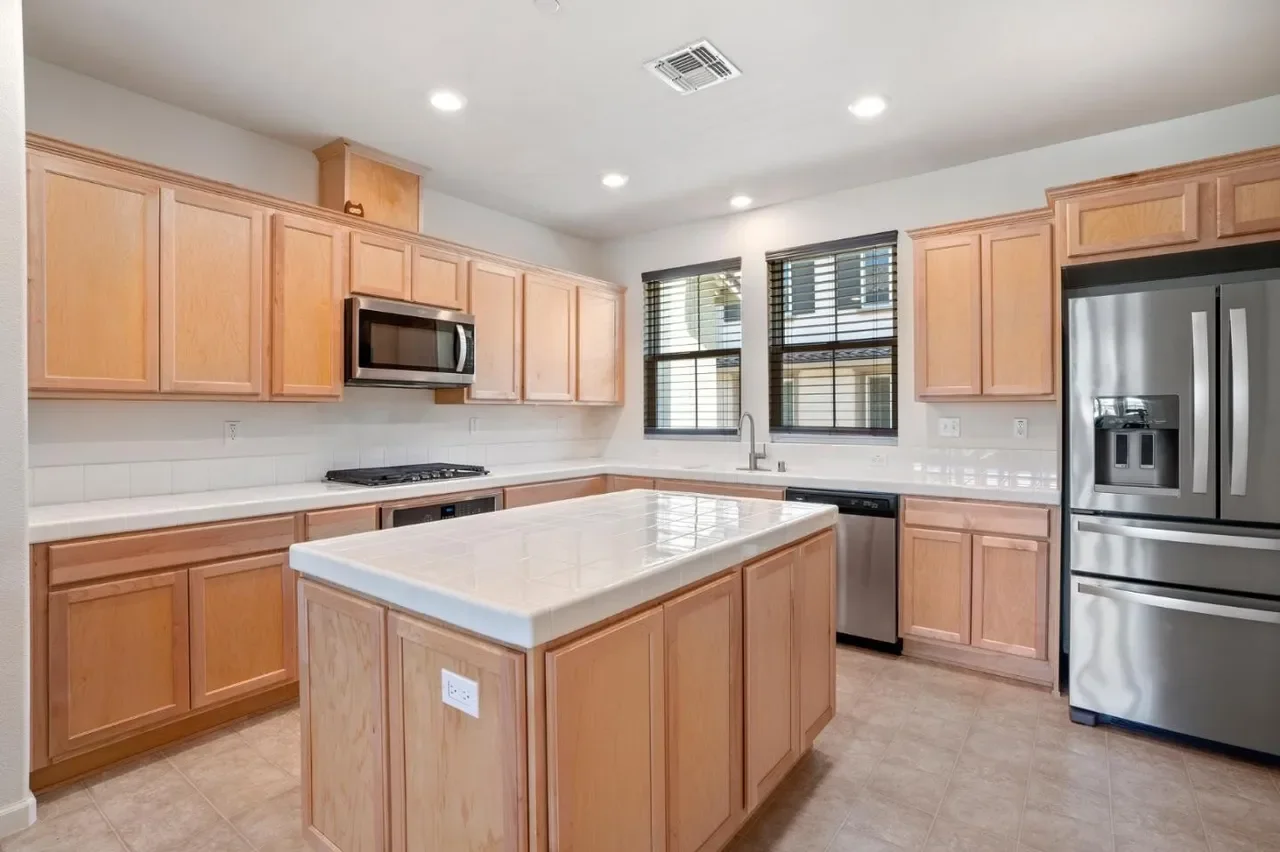 17982 Monterey St 011.webp