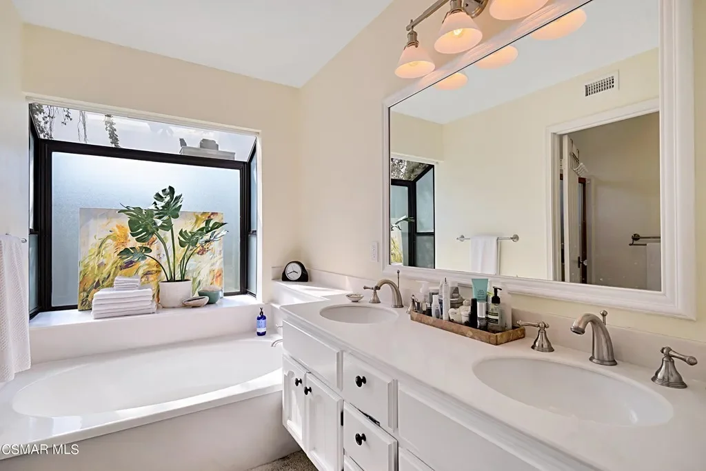 1037 Meadowcrest St 032.webp