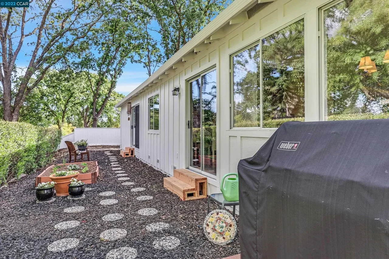 27 Nob Hill Dr 012.webp