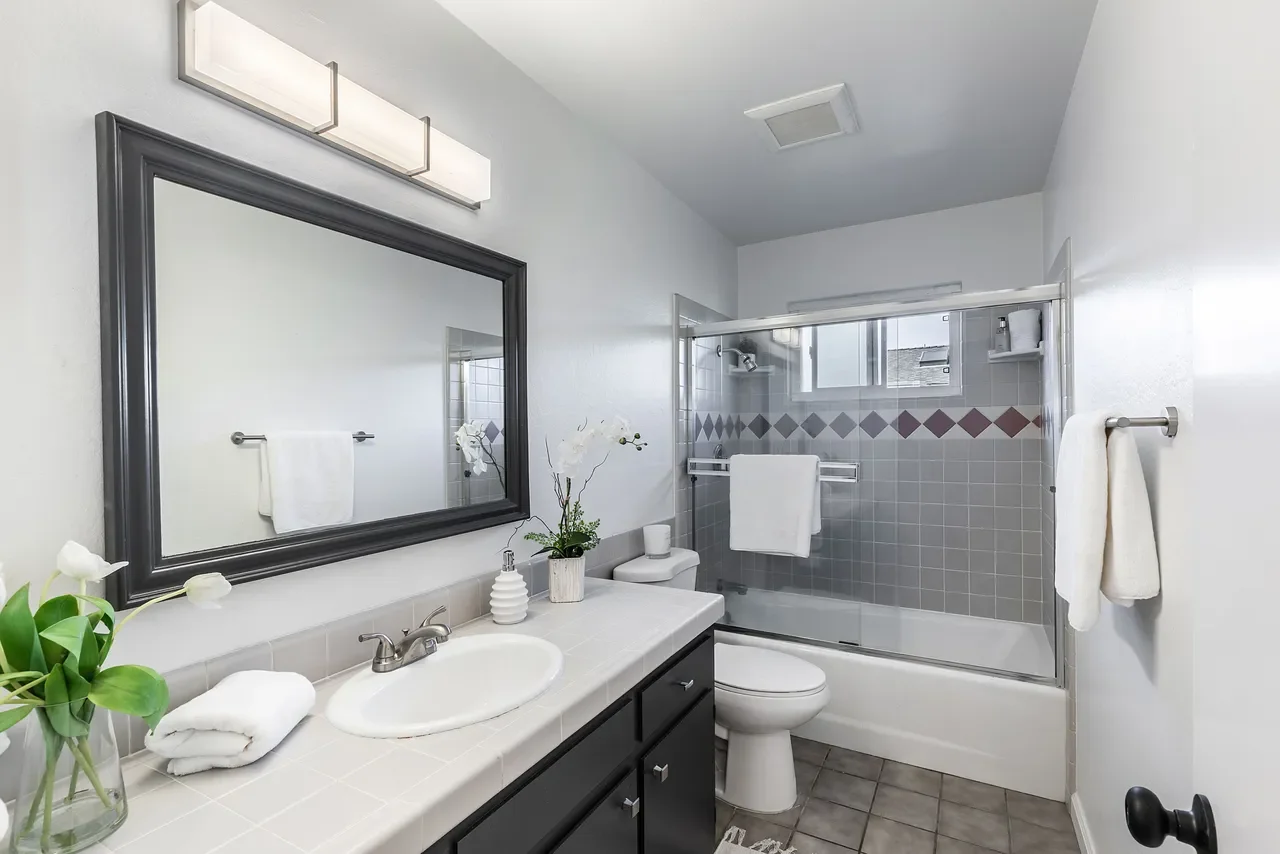 2070 Kaywoodie St 027.webp