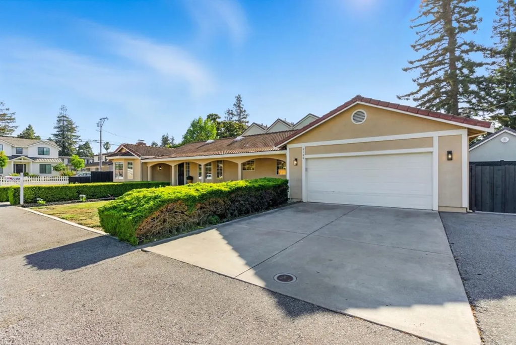 2188 Yorkshire Way 001.png