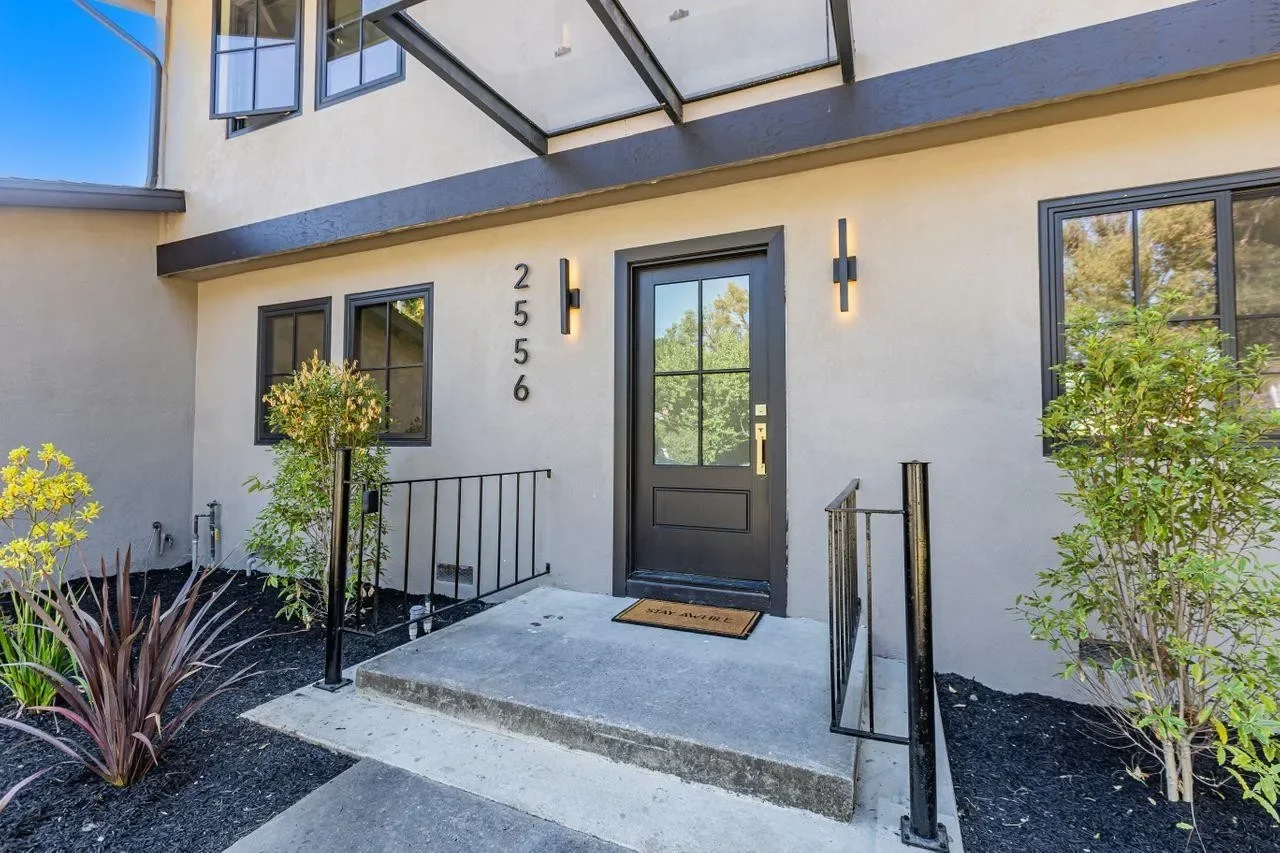 2556 Diericx Dr 003.webp