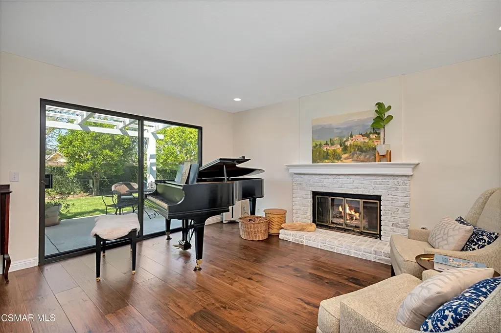 1037 Meadowcrest St 019.webp