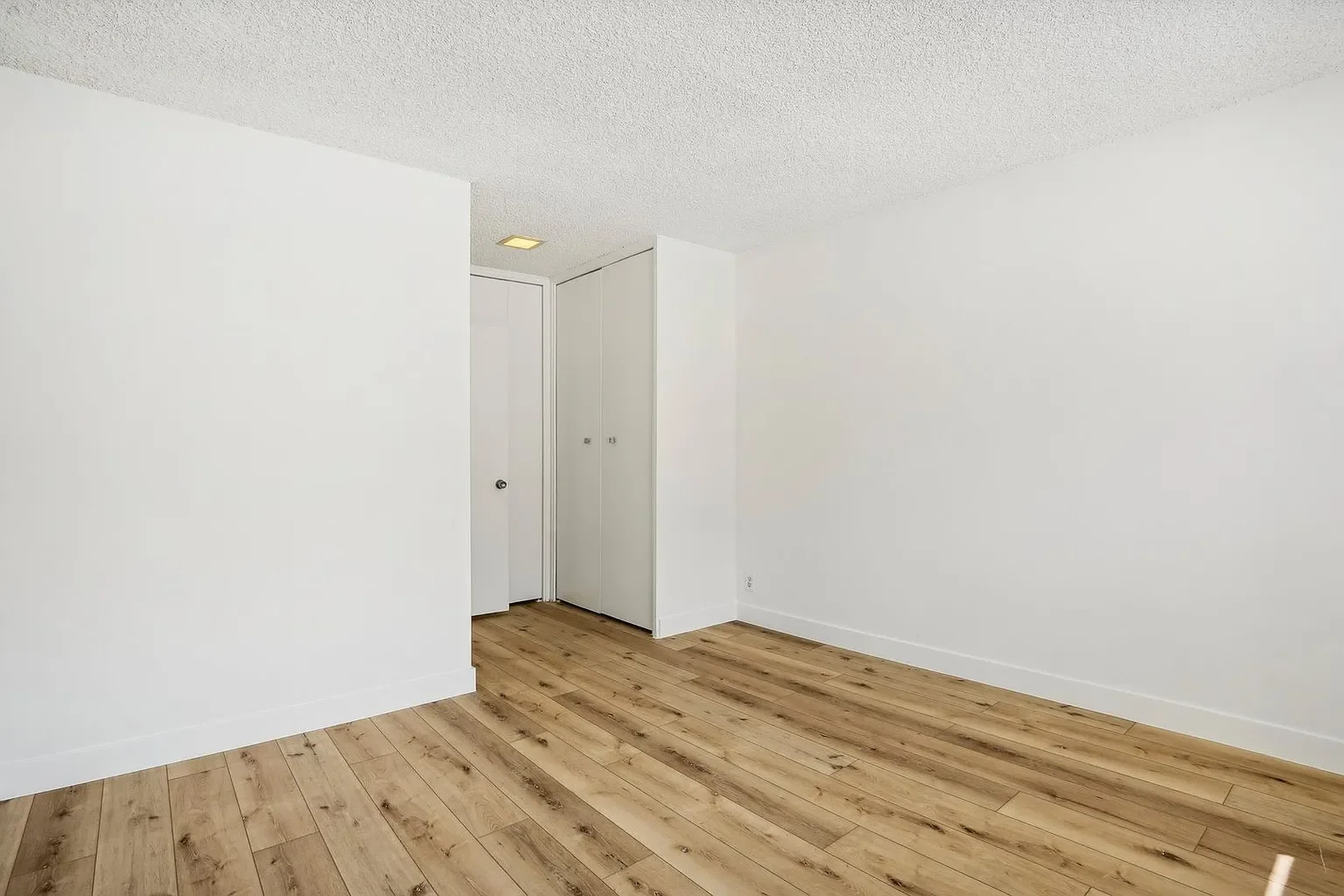 9000 Clifton Way 007.webp