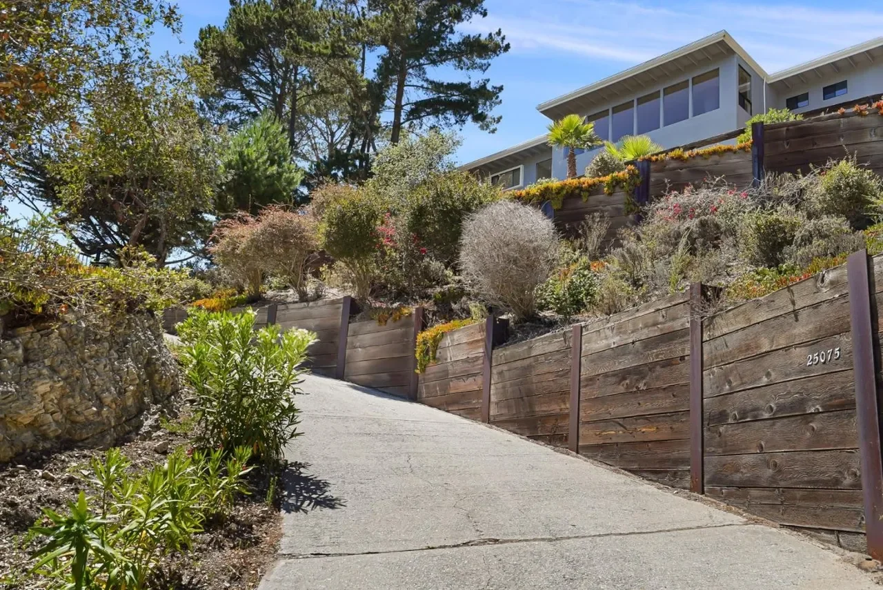 25075 Outlook Dr 002.webp