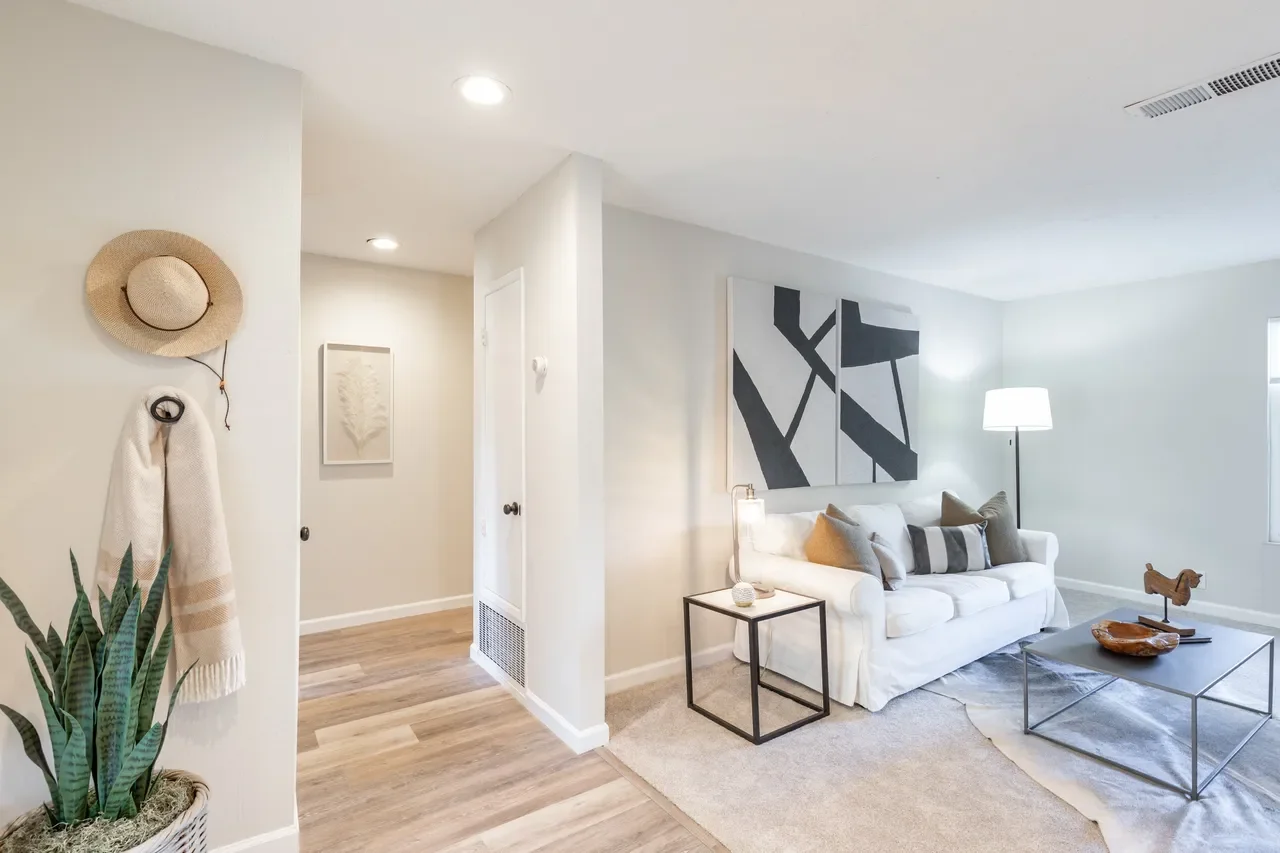 2070 Kaywoodie St 018.webp