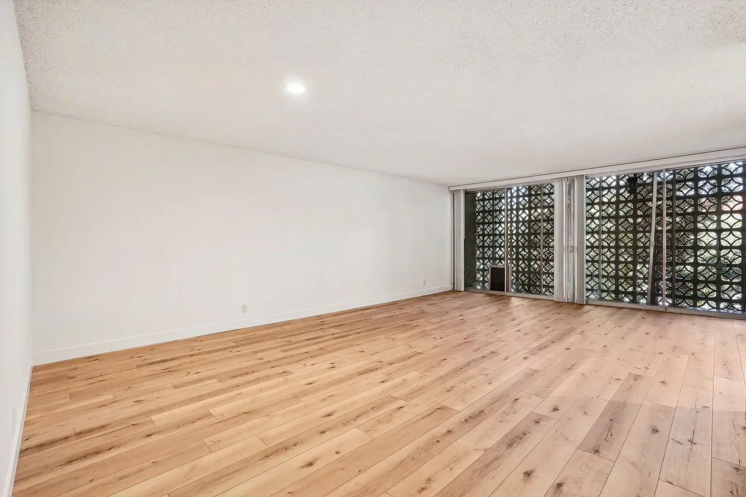 9000 Clifton Way 003.webp