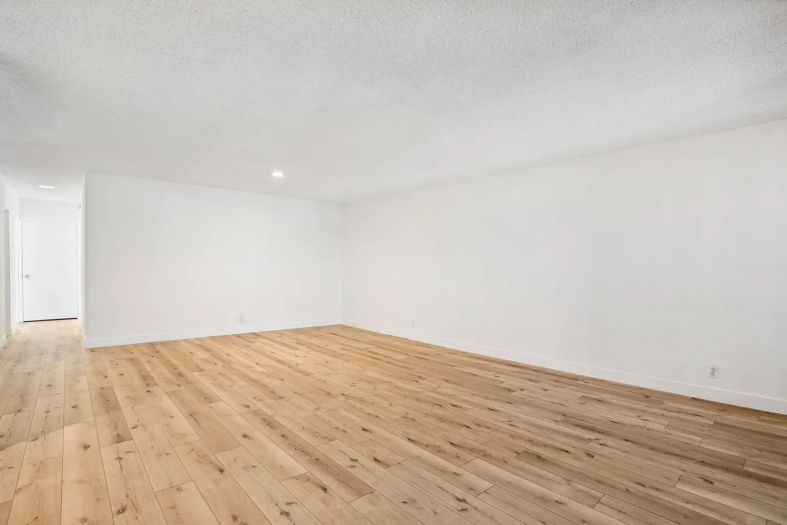 9000 Clifton Way 004.webp