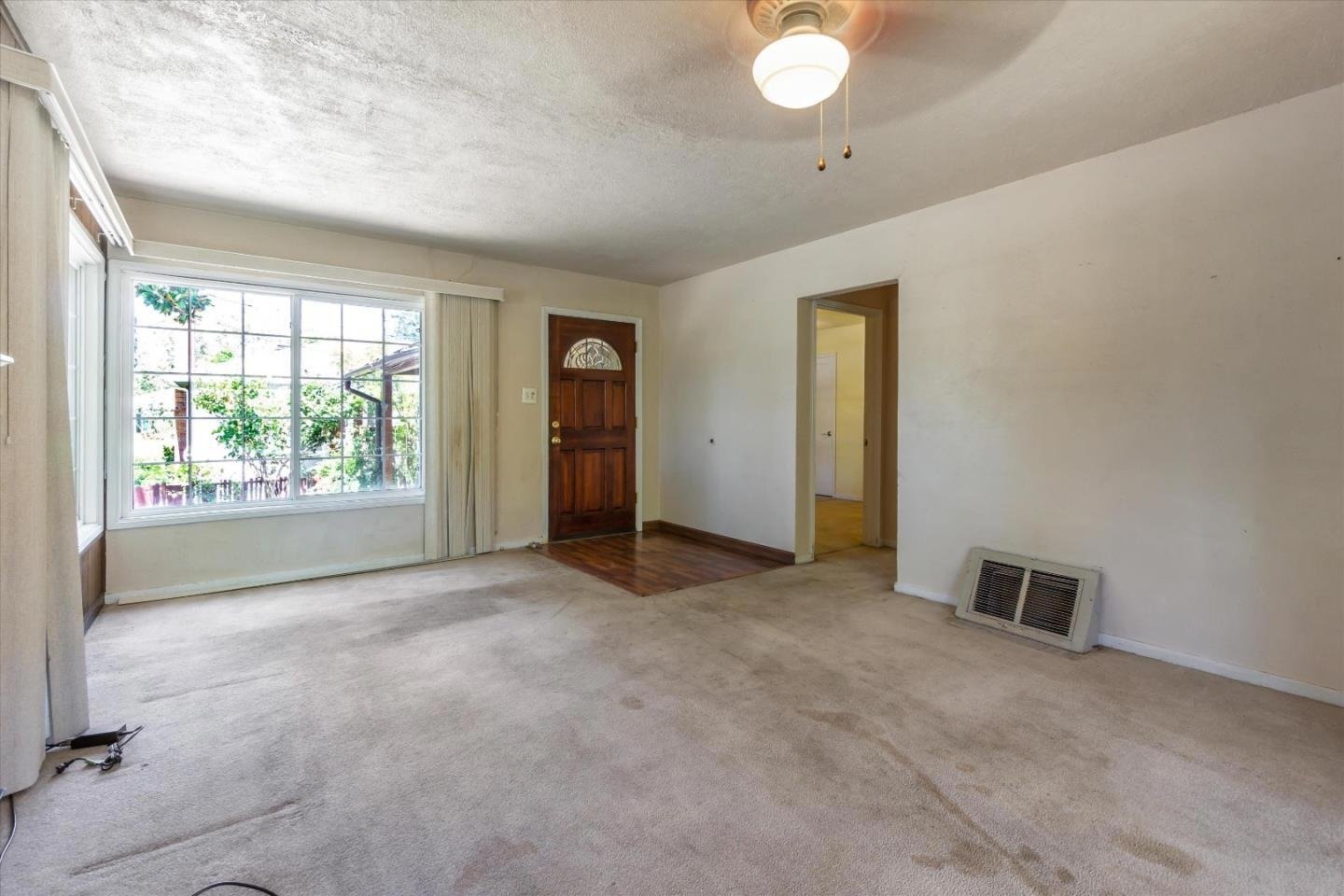 2070 Ricardo Dr 008.jpg