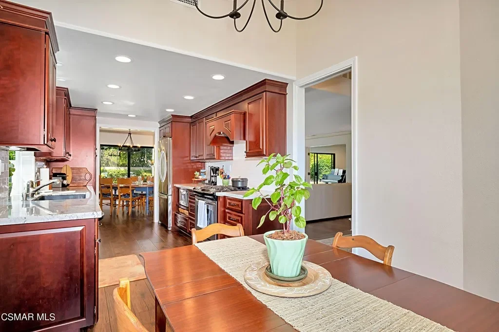 1037 Meadowcrest St 011.webp