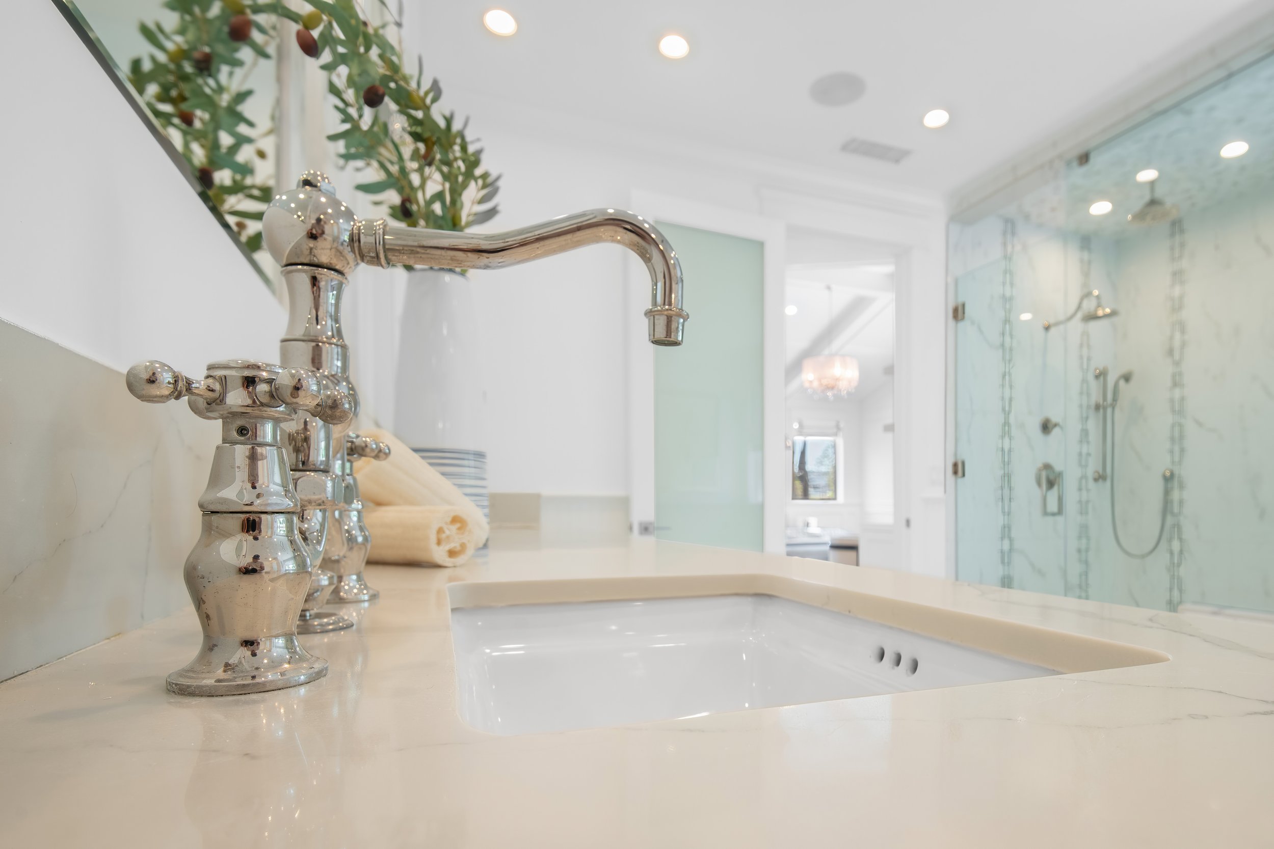 5111 Greenbush Ave pri bath 1.jpg