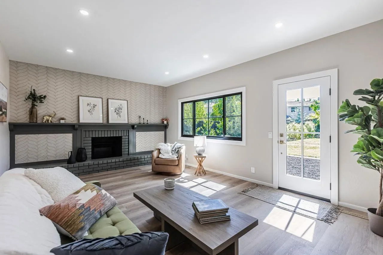 2556 Diericx Dr 011.webp