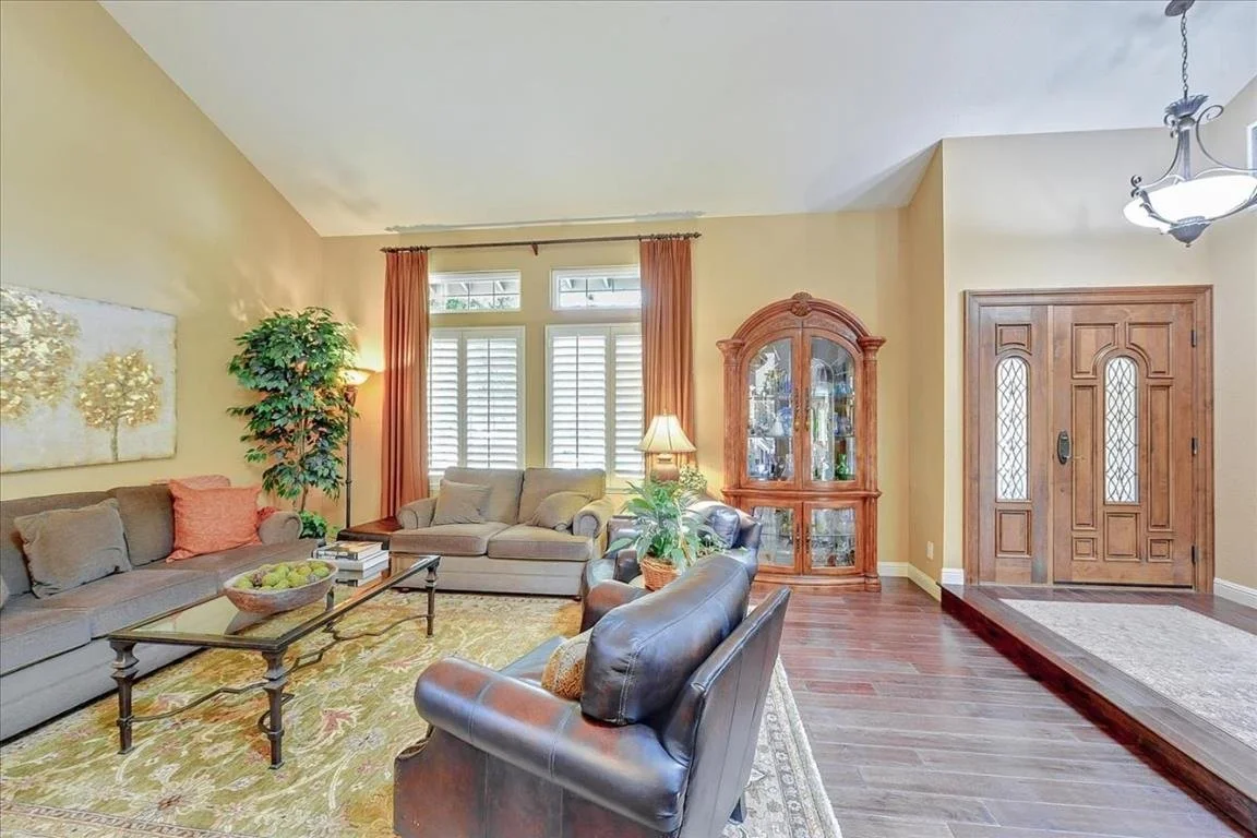 5970 Thorntree Dr 003.jpg