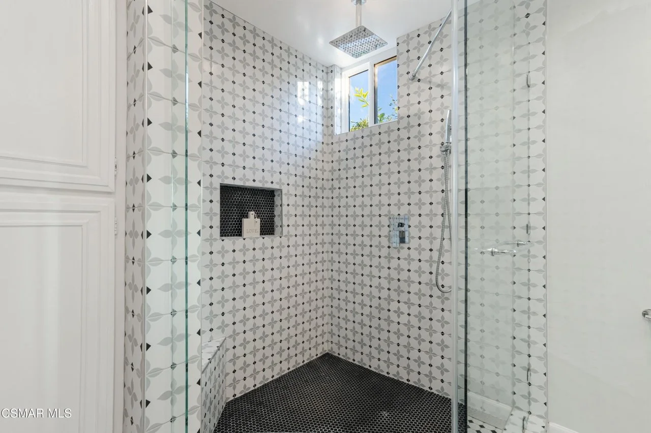 568 Bristol Ave 038.jpg