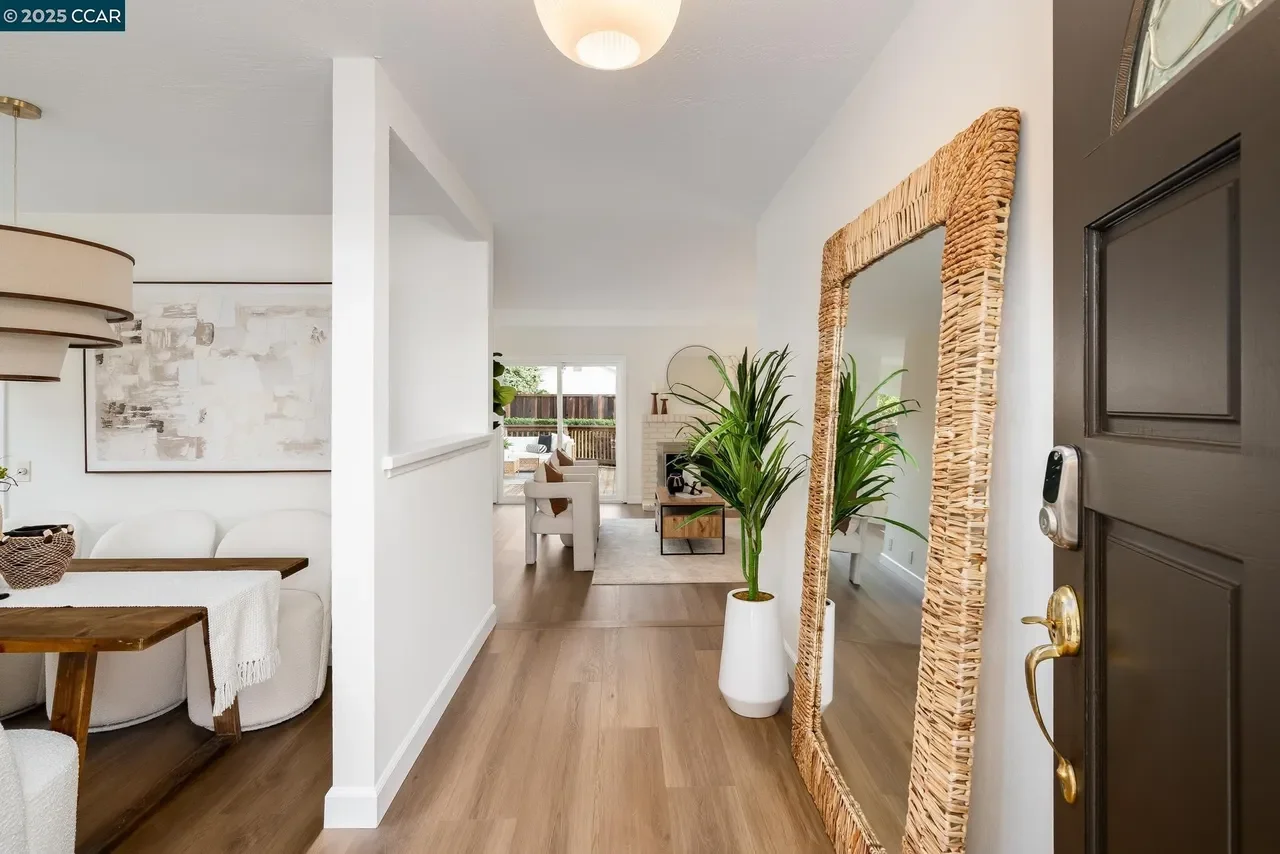 3376 Camarones Pl 002.webp