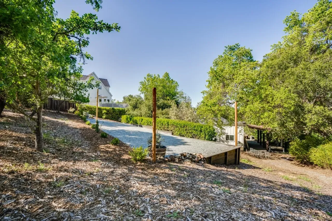 16466 Bonnie Ln 061.webp