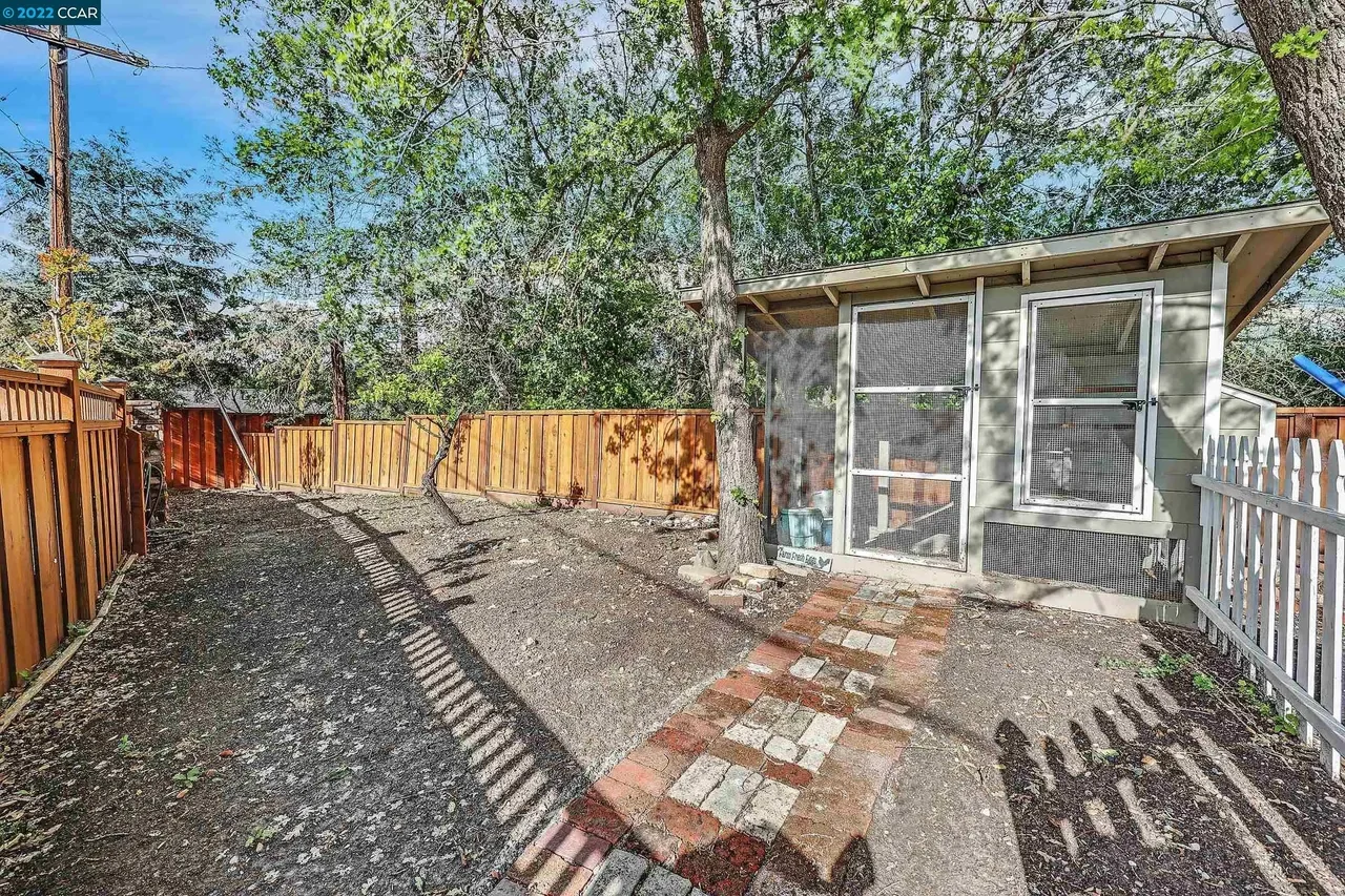 27 Nob Hill Dr 003.webp