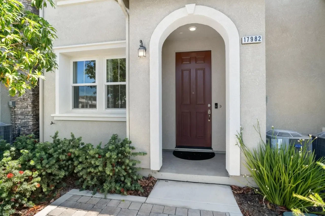 17982 Monterey St 002.webp