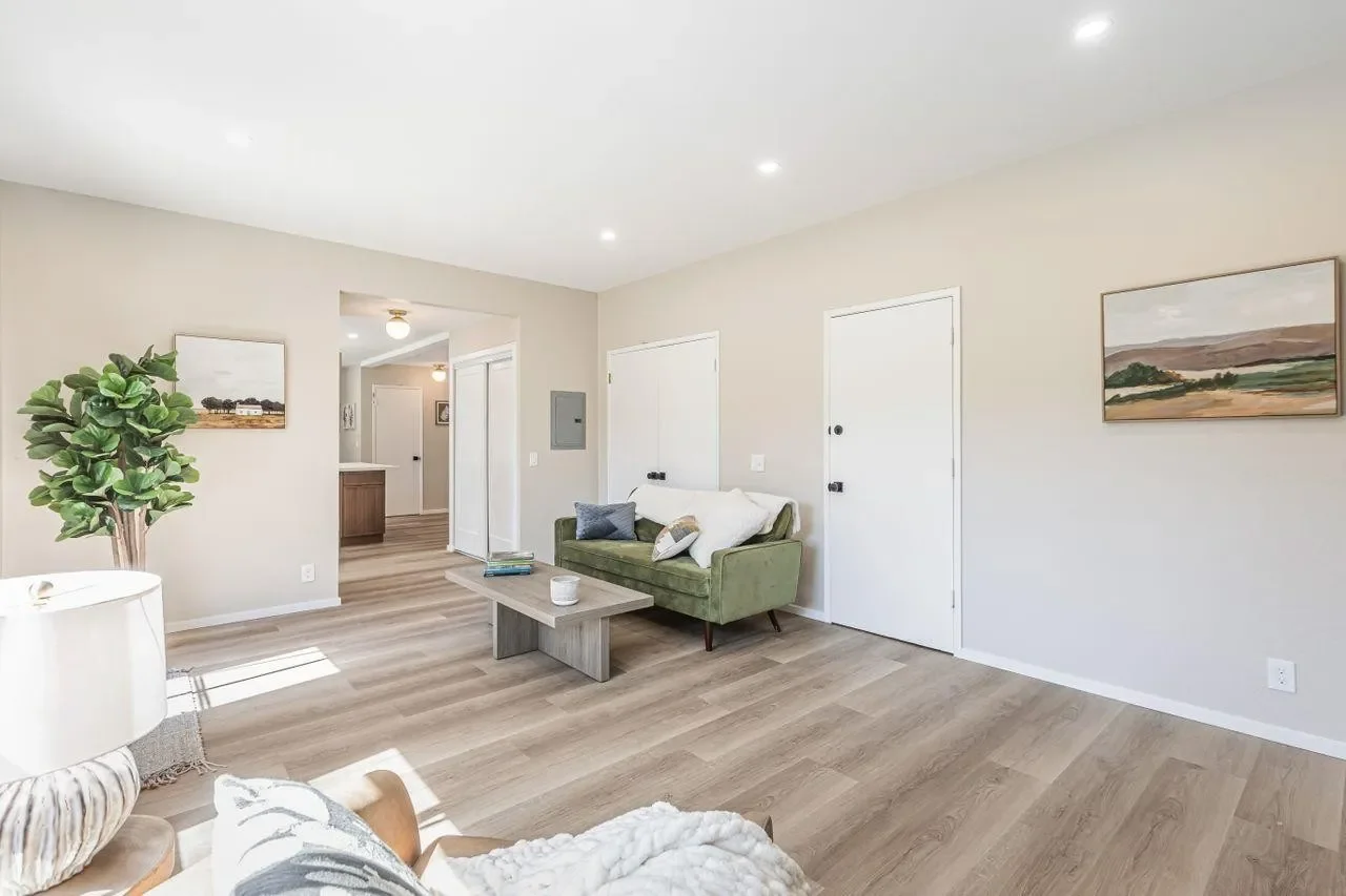 2556 Diericx Dr 013.webp